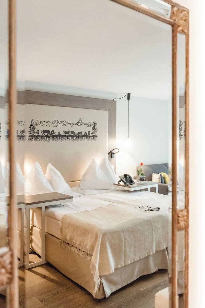 STYLE, SWISS, DOUBLE BED