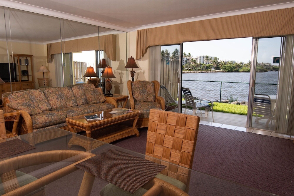 PALM BEACH WATERFRONT SUITES 47/67