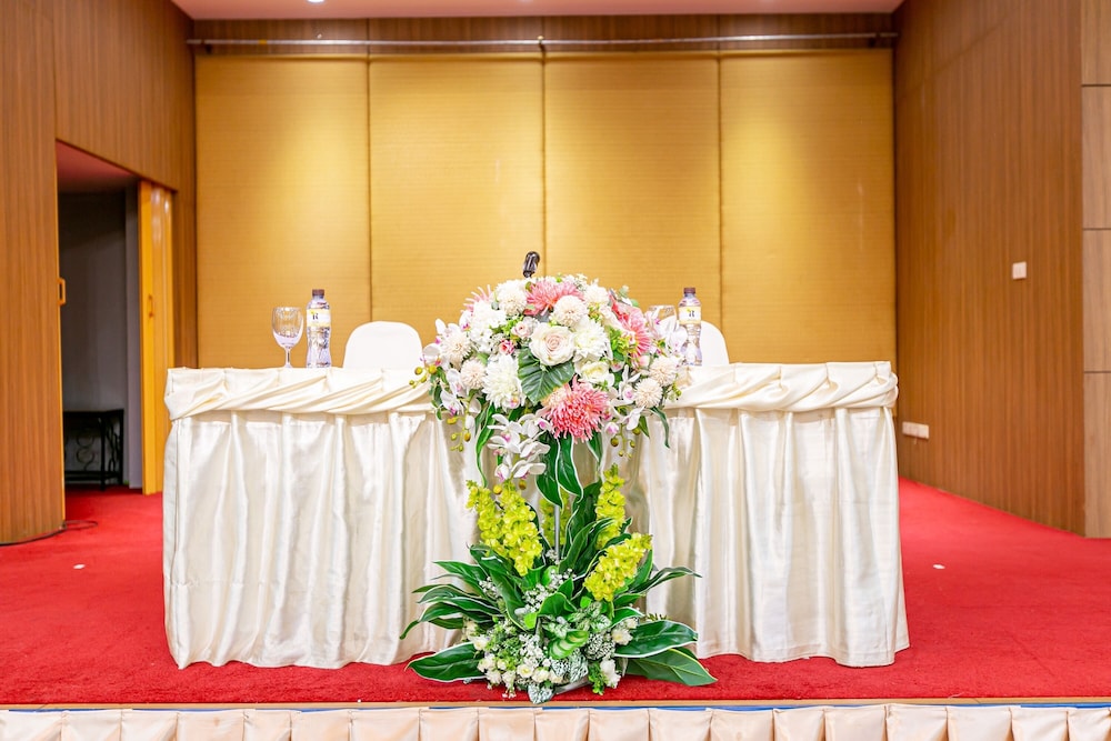 Grand Ratchapruek Hotel in PAK KRET