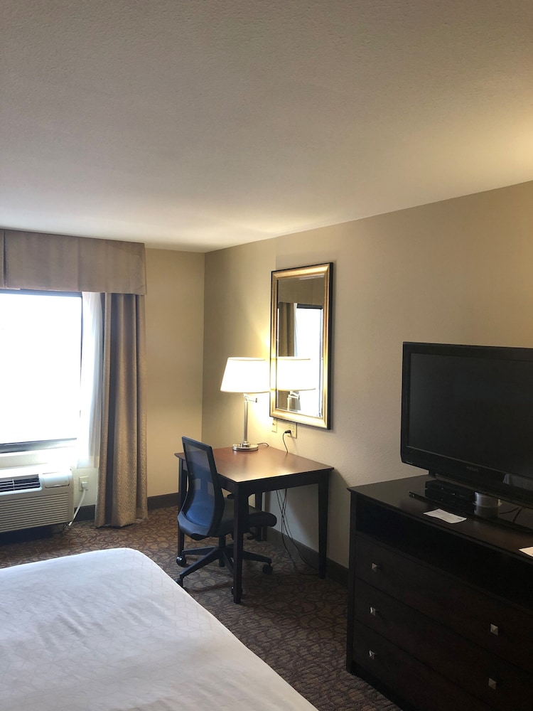 Holiday Inn Express Hotel Suites Concordia Us81 24/59