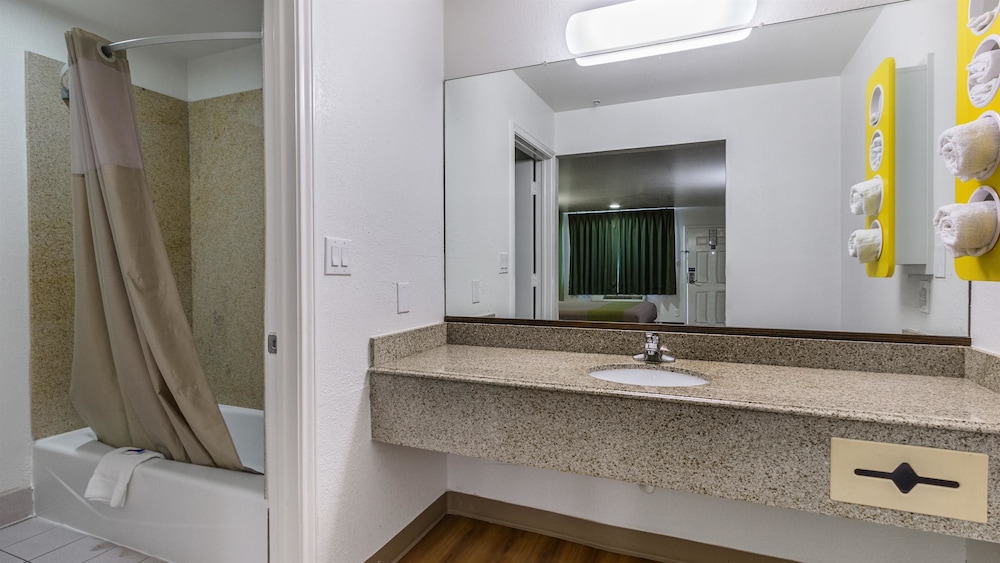 Motel6 San Marcos, TX - North 30/45
