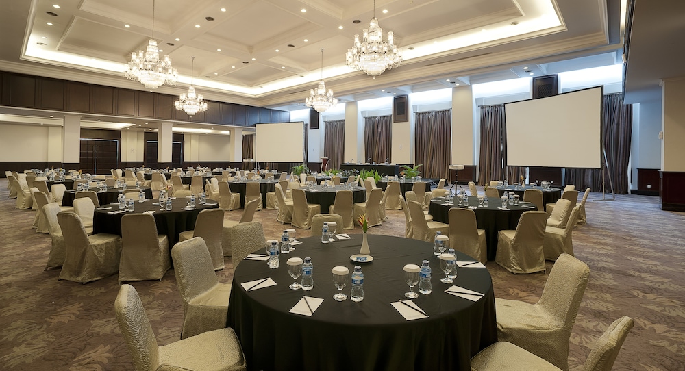 Royal Kuningan Hotel 52/60