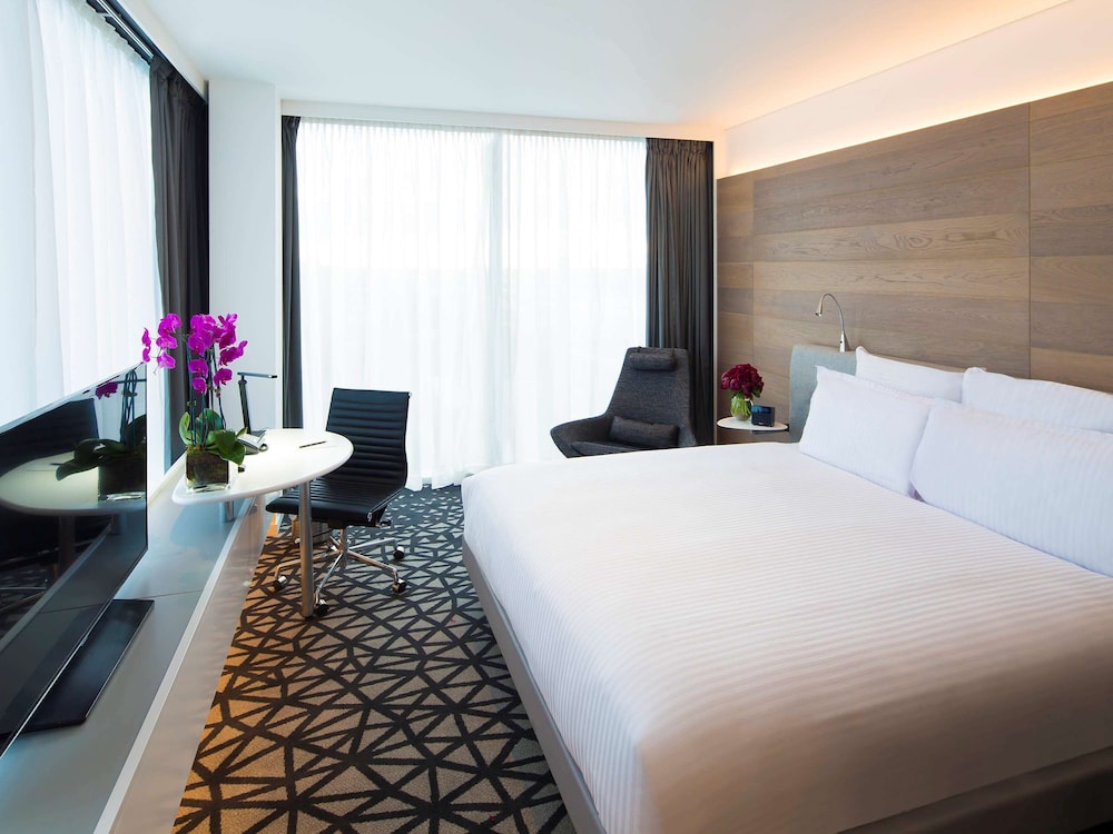 DELUXE, KING BED
