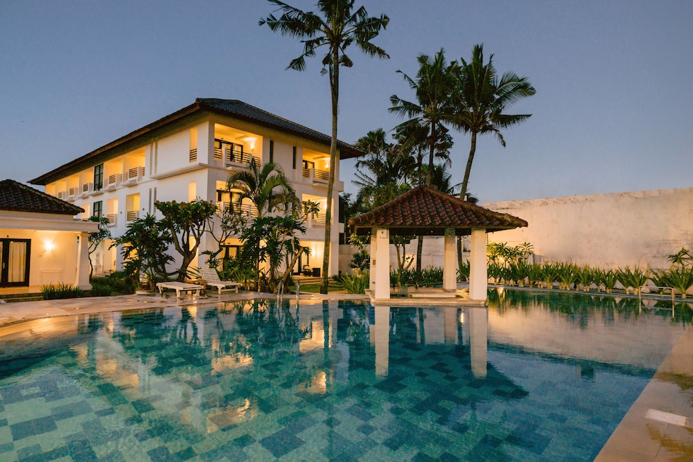 Legong Keraton Beach Hotel 11/70