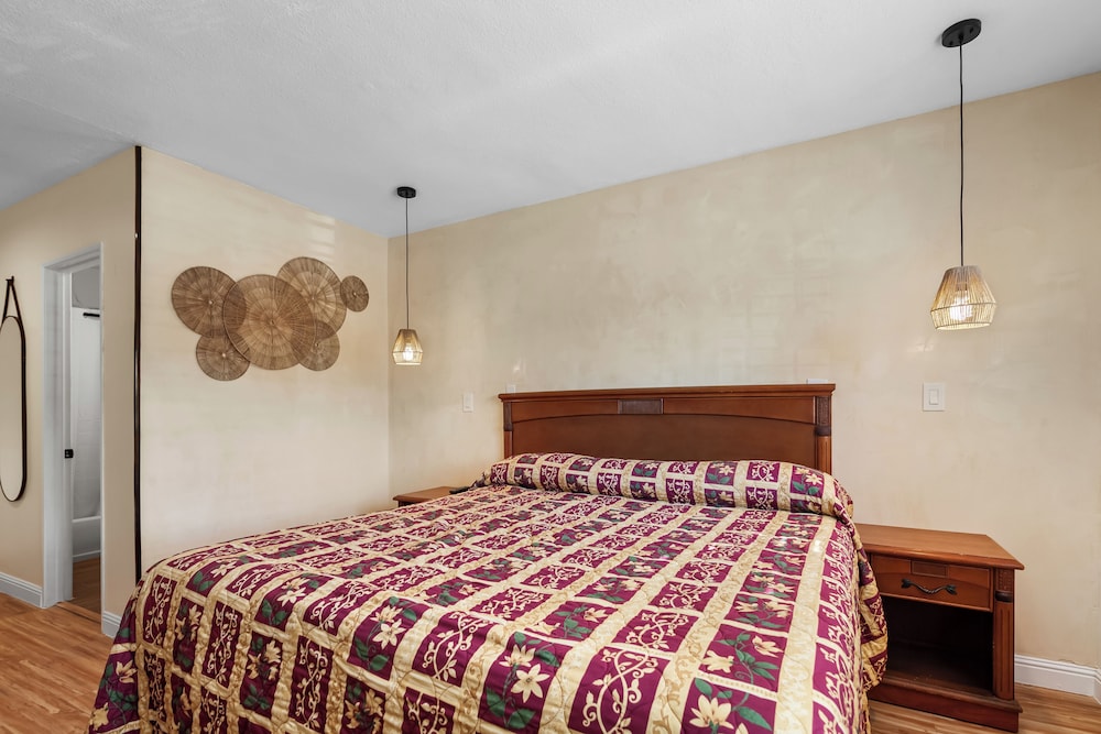 GRAND, KING BED