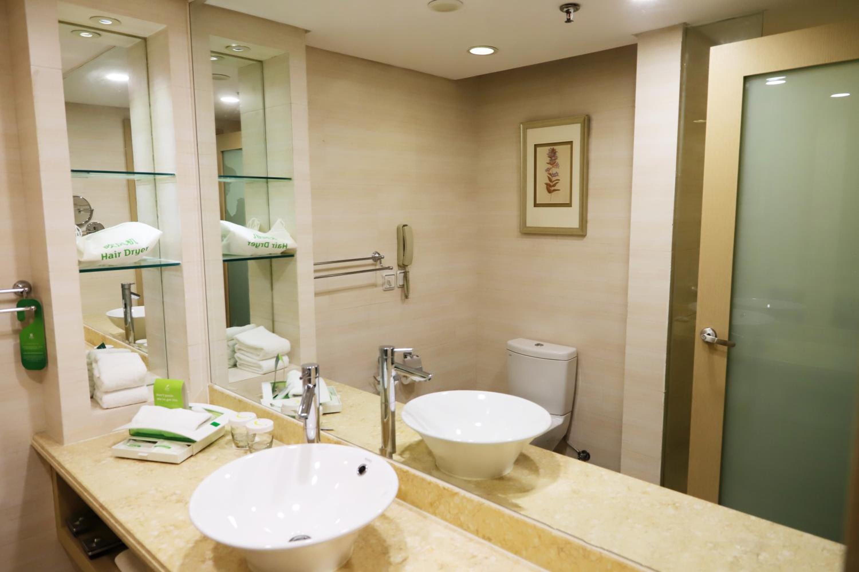 Holiday Inn Qingdao Parkview 48/49