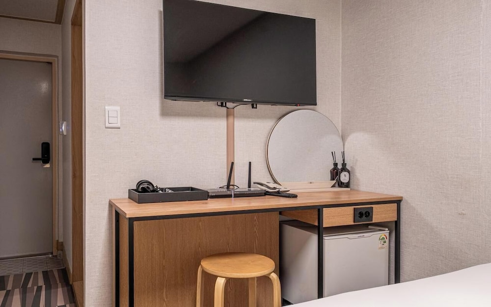 PEANUT HOTEL 57/61