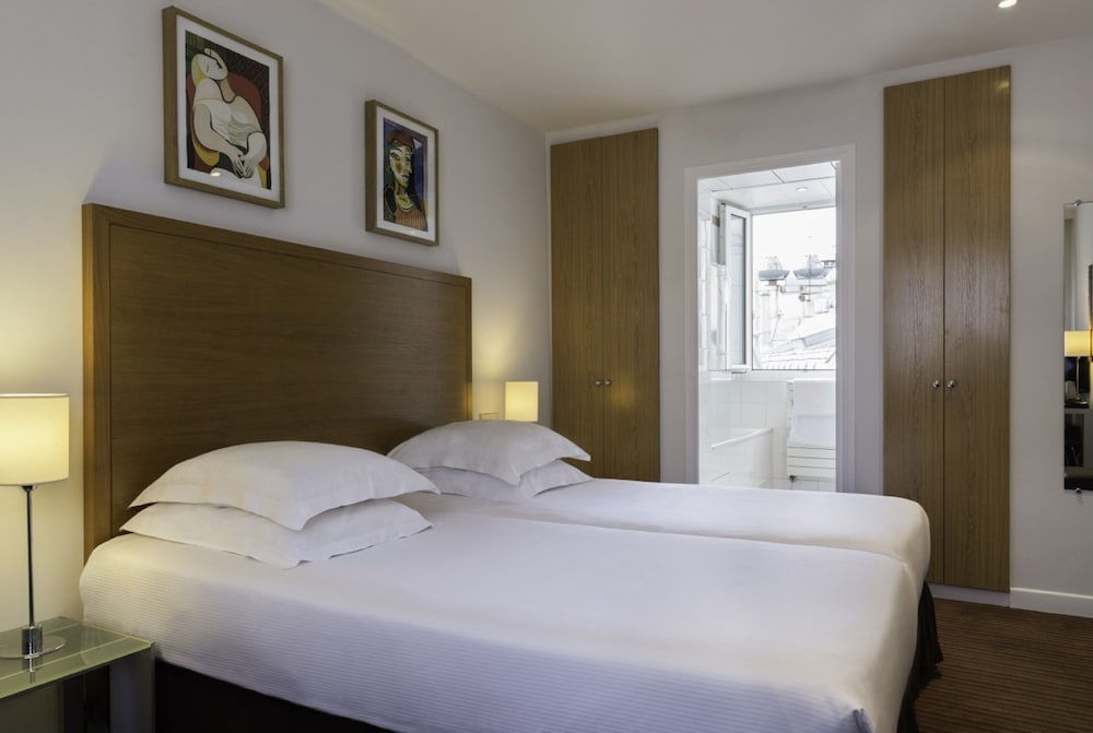 ROOM, TWIN BEDS