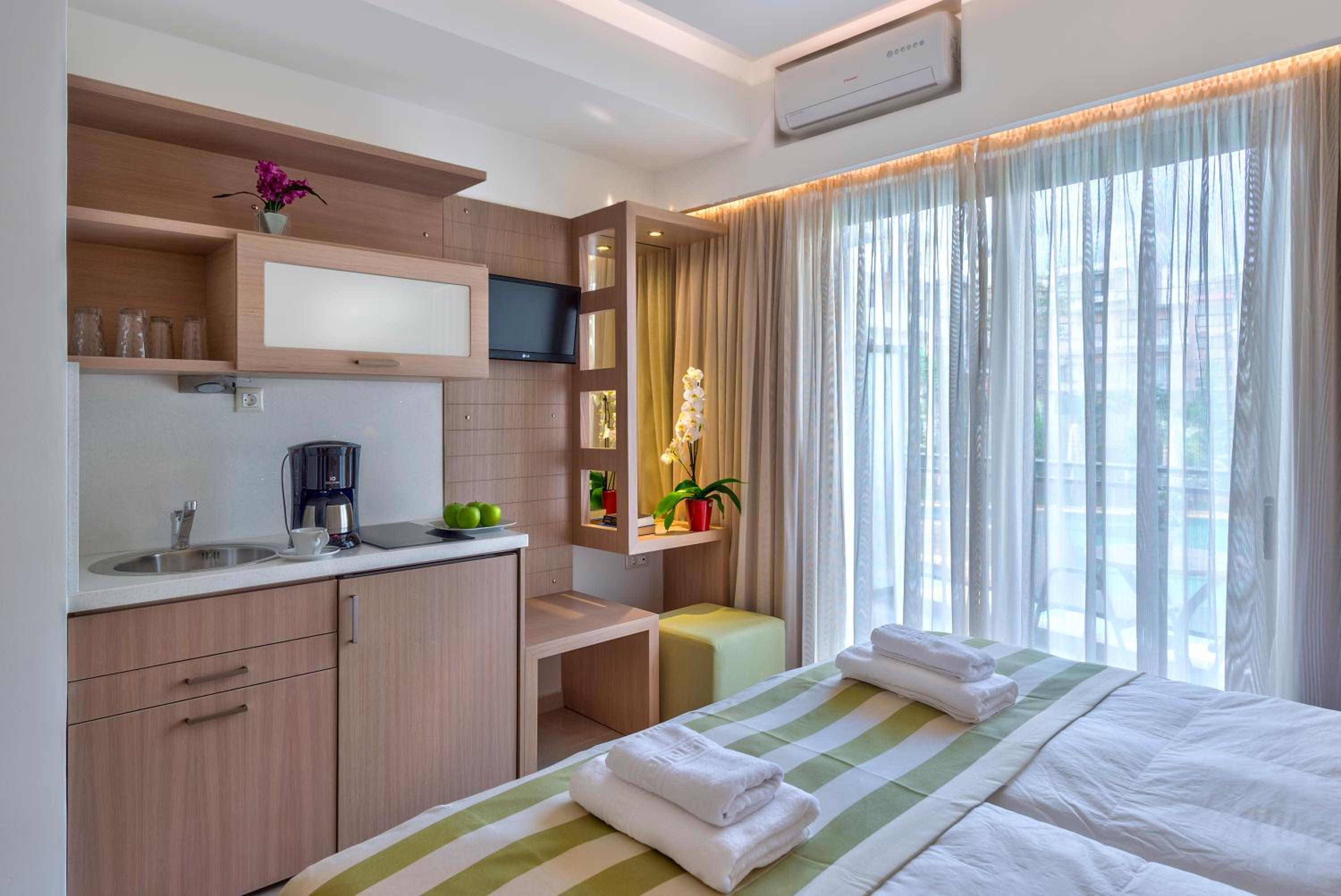 Leonidas Hotel & Apartments 33/63