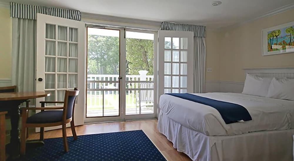 Colonial Inn in Harbor Springs 37/57