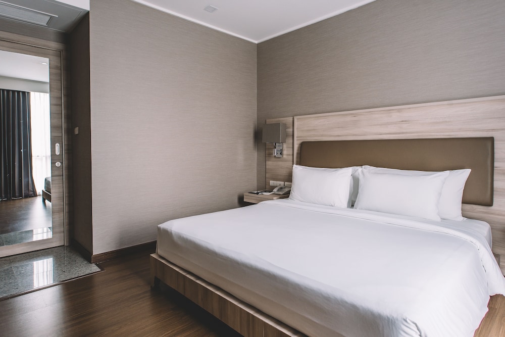 Adelphi Suites Bangkok 12/69