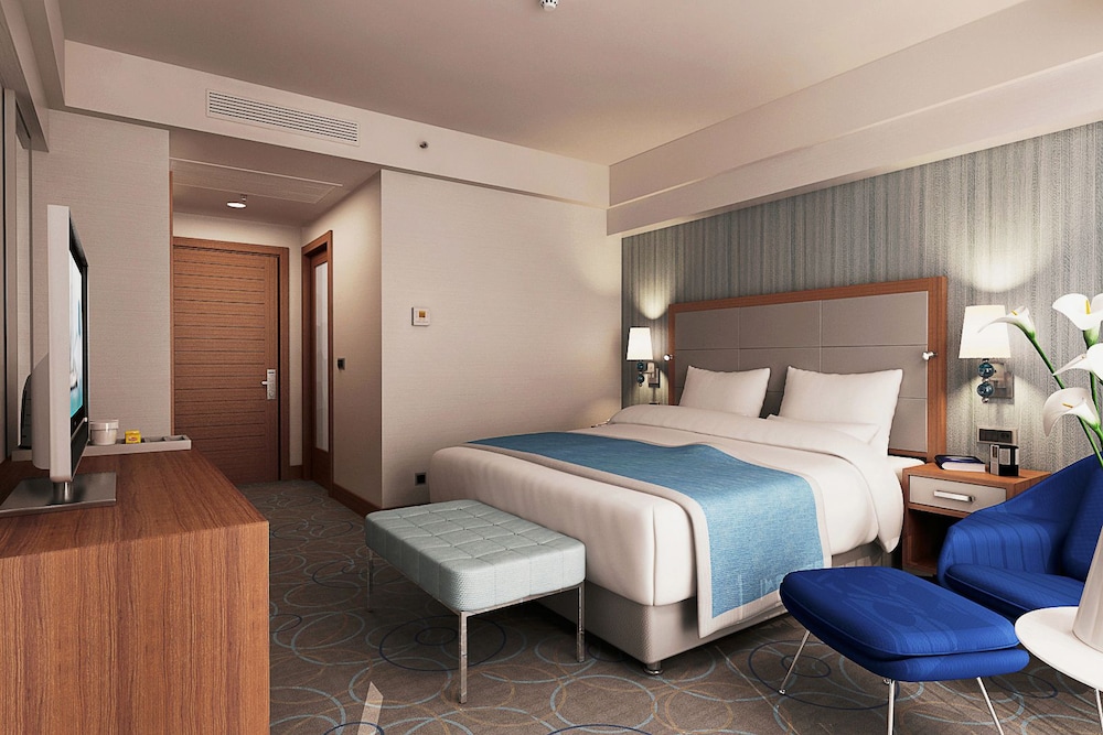 ROOM, KING BED, CITY AND SEA VIEW