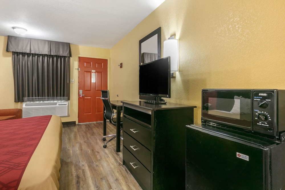 Econo Lodge Jonesboro 24/25