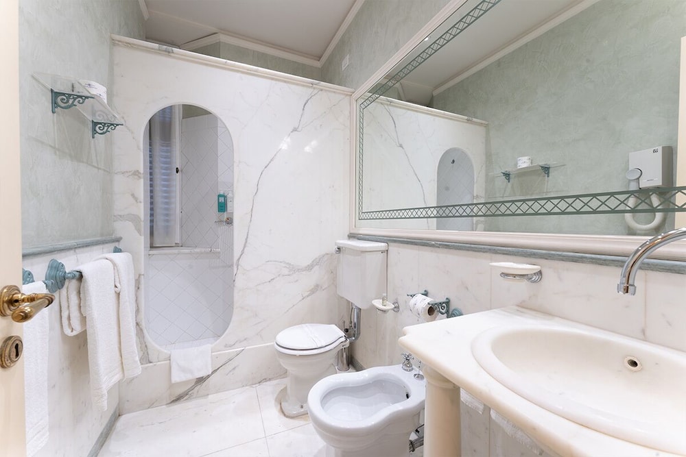 جناح ديلوكس بسرير كوين، Park Hotel Villa Ariston 6/6