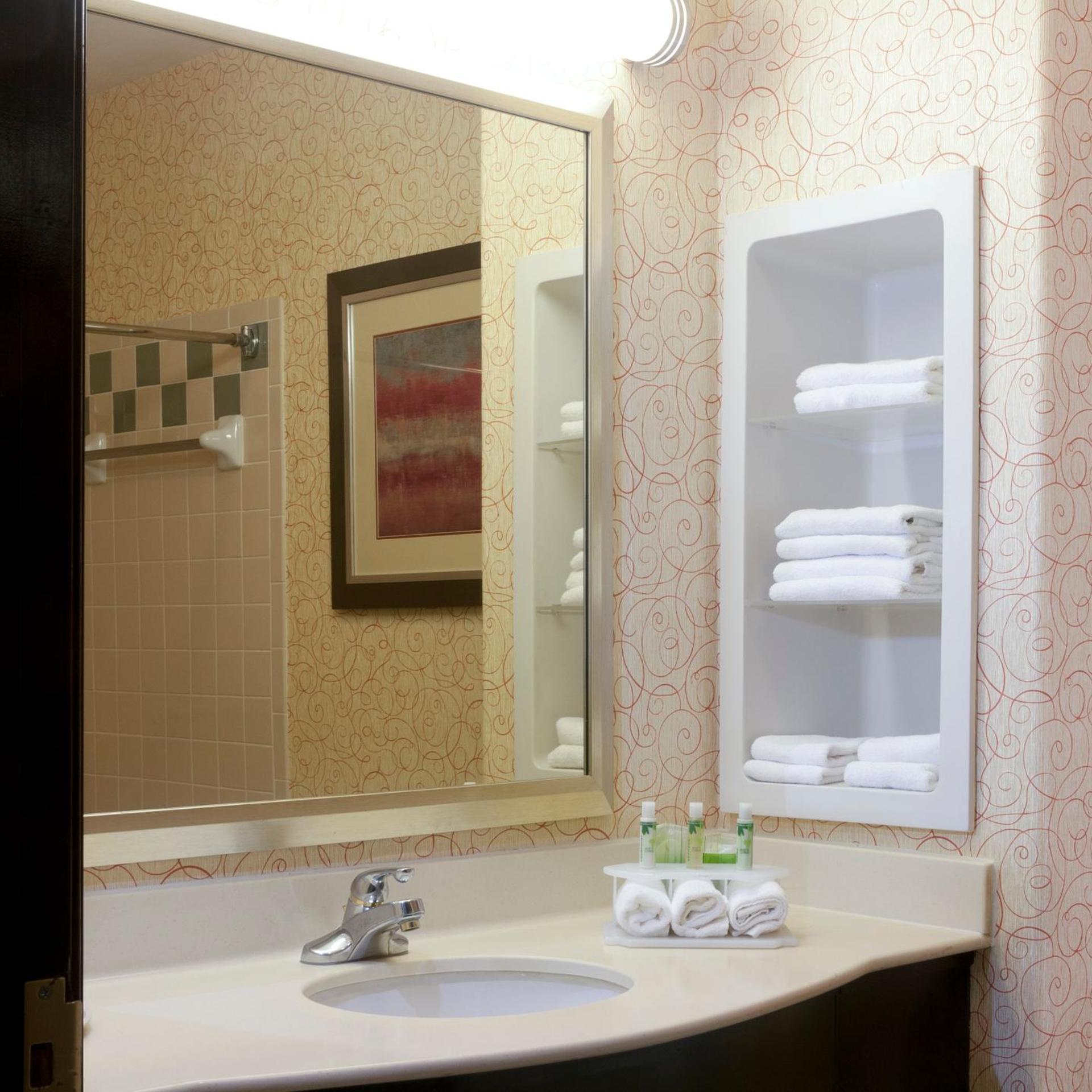 غرفة قياسية بسرير كوين مع أريكة، Holiday Inn Express Hotel Suites Brownsville 4/4