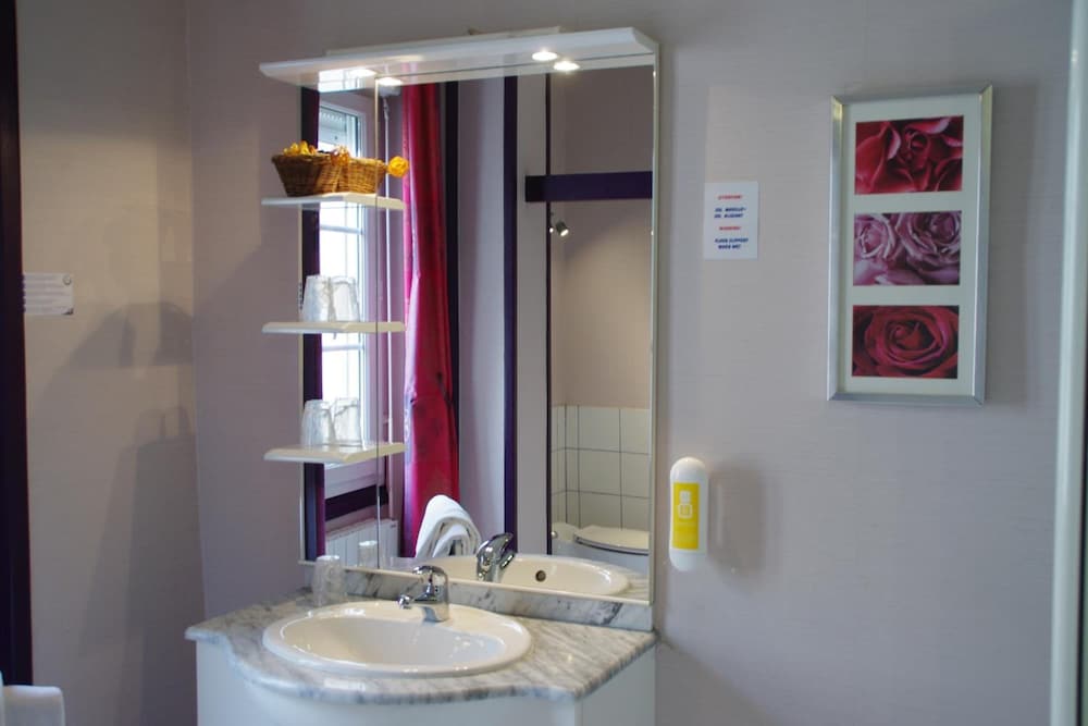 P'TIT DEJ-HOTEL COGNAC LA RESIDENCE 42/47