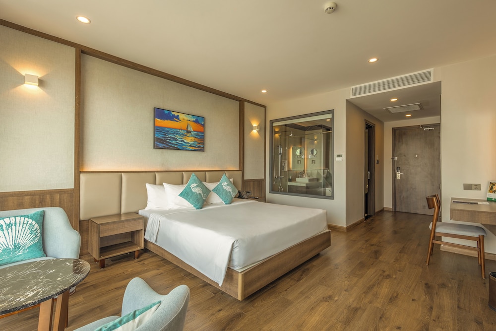 DELUXE, DOUBLE BED, PARTIAL OCEAN VIEW