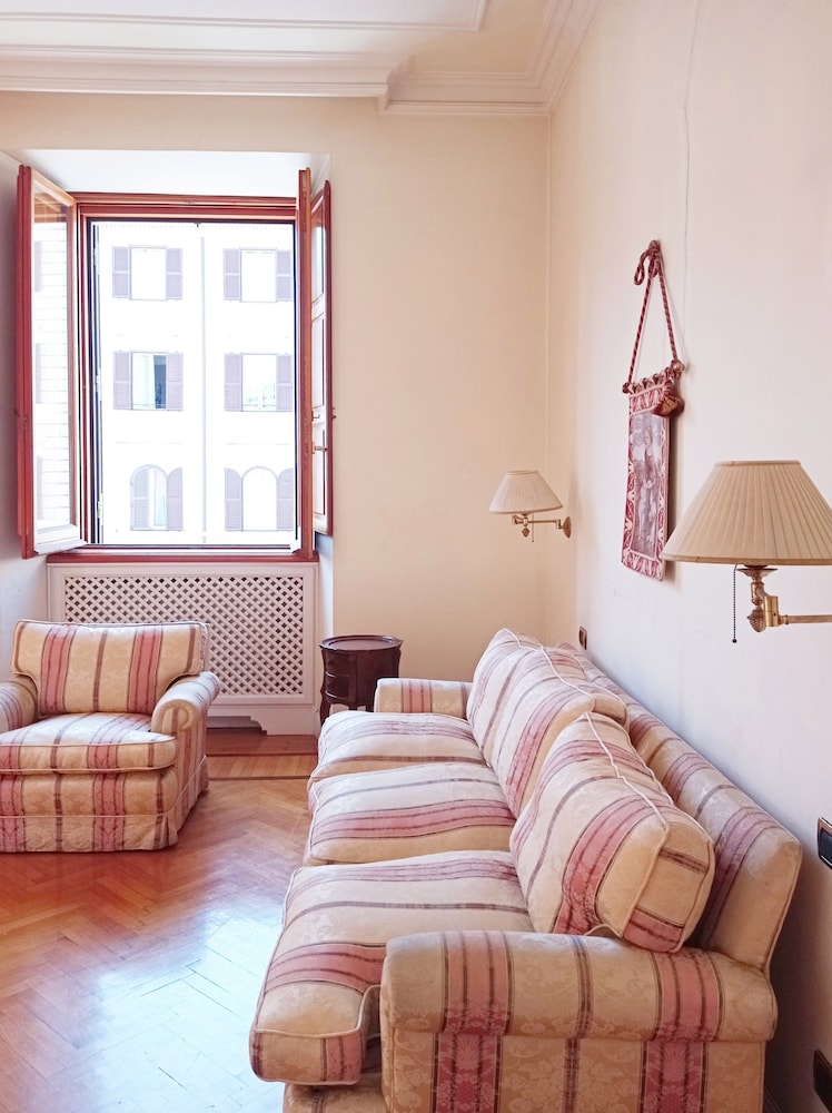 Roman Holidays Boutique Hotel 12/69