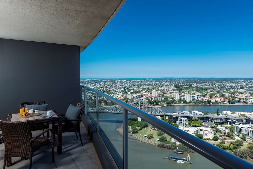 Oaks Brisbane Aurora Suites 64/74