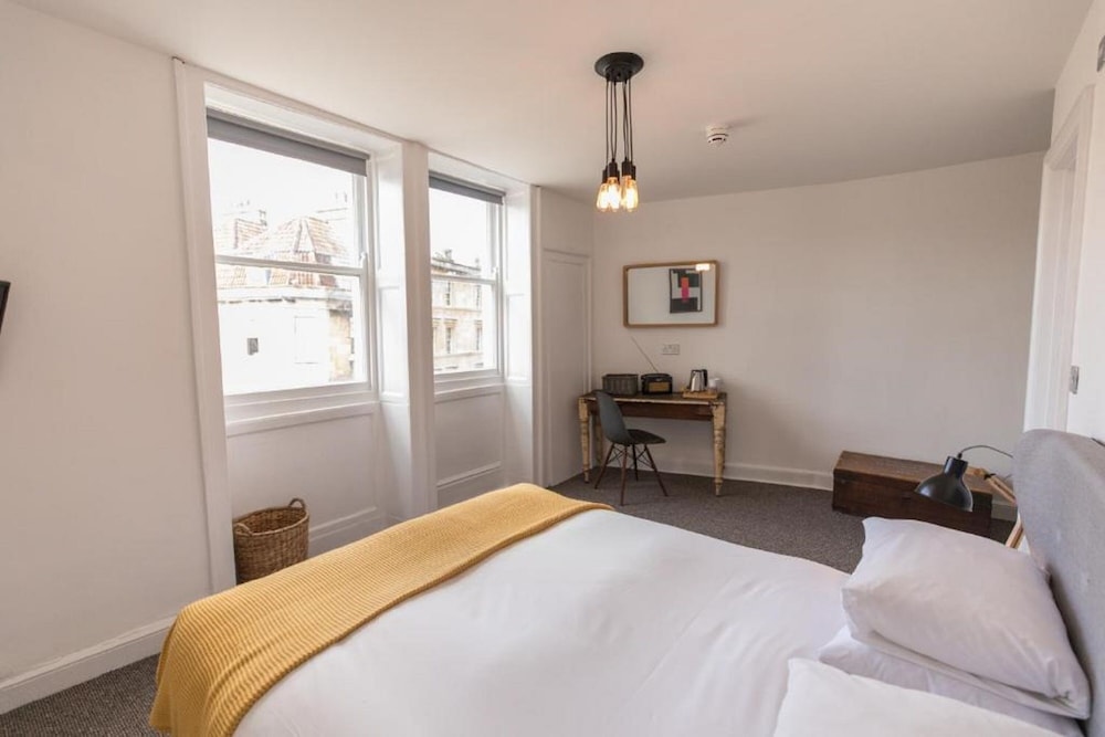 ROOM, DOUBLE BED