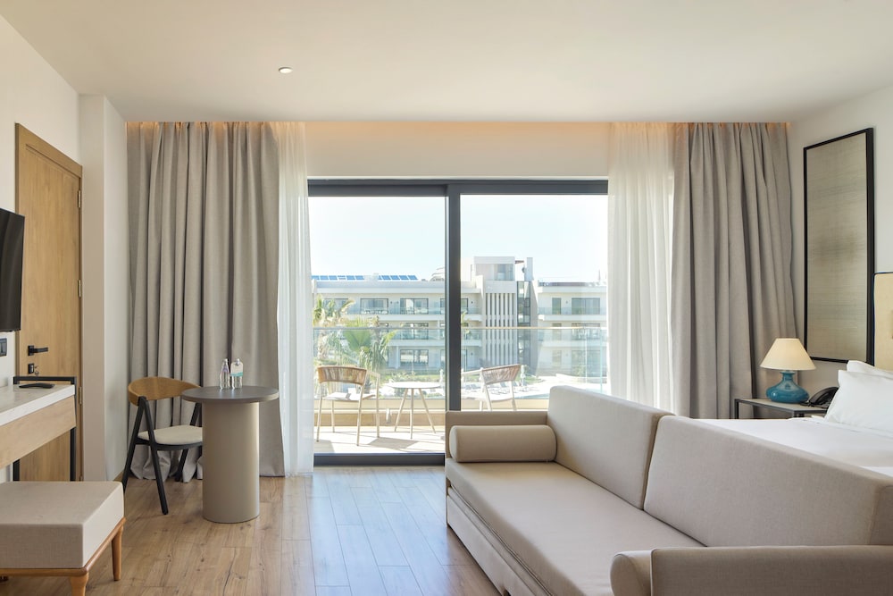 Connecting, the Level, Queen and Twin Beds