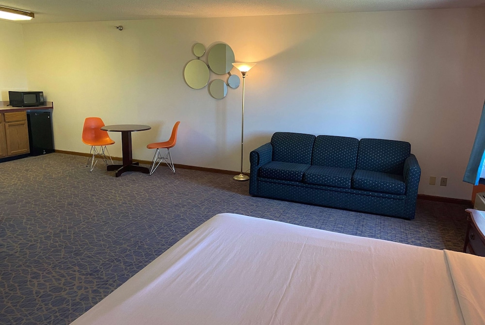 Howard Johnson by Wyndham Manteno 30/33