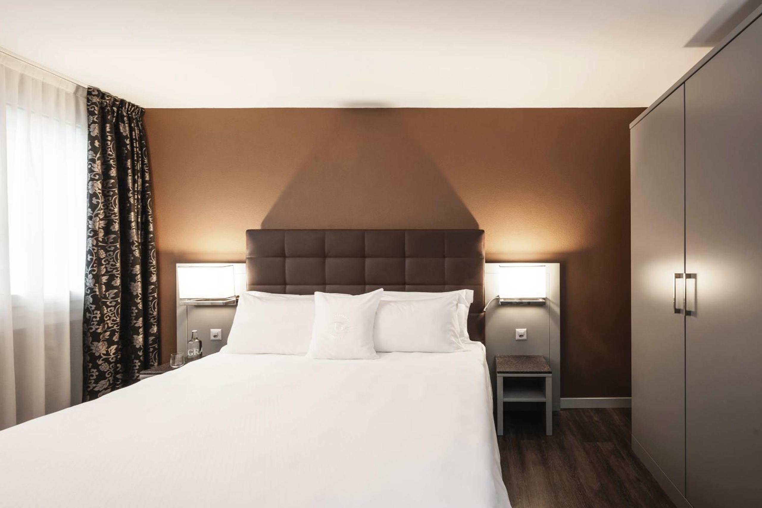 Chic, Double or Twin Bed, Lake View