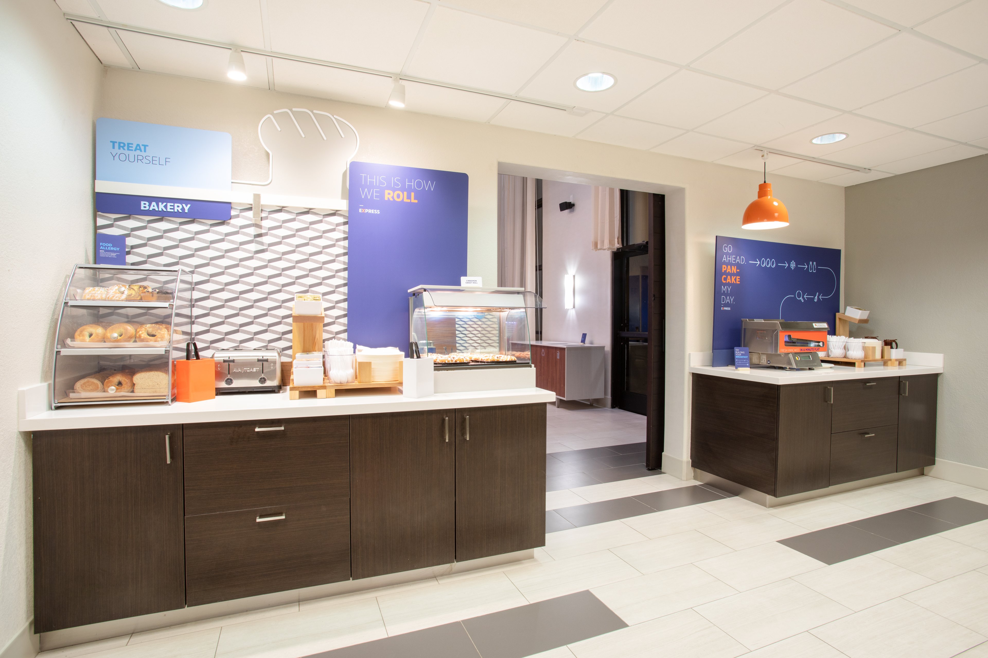 Holiday Inn Express & Suites Phoenix - Glendale Sports Dist 11/63