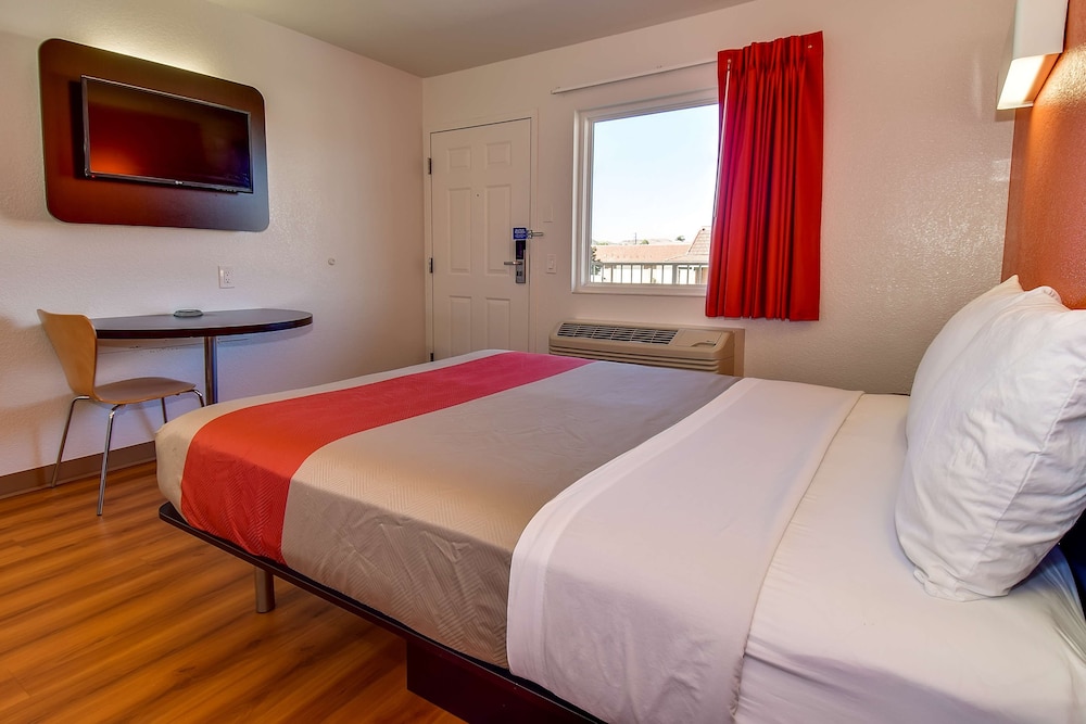 Motel6 Riverside, CA - South 26/51