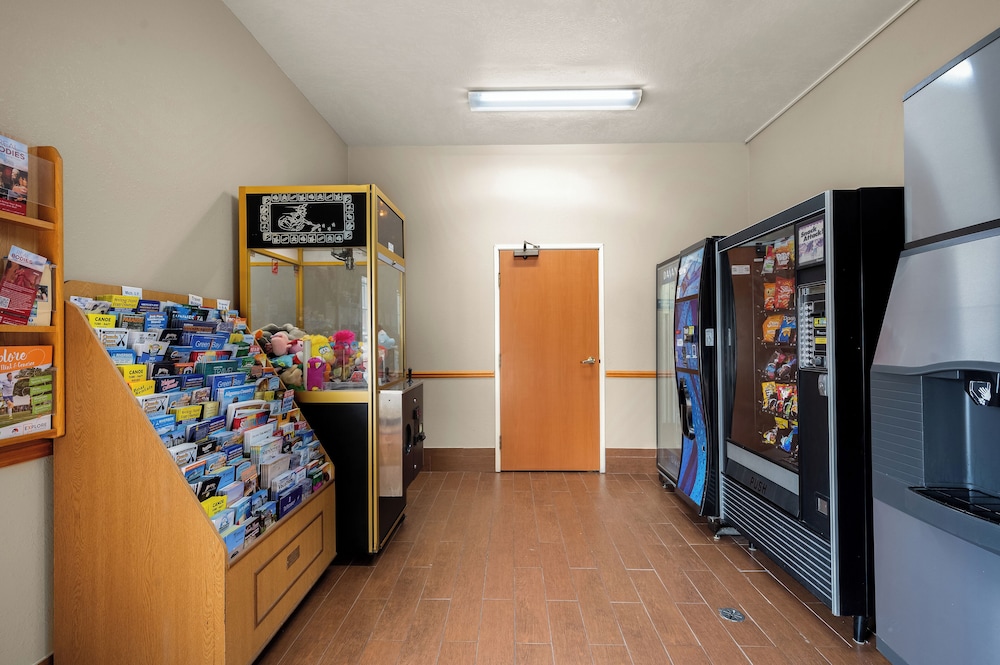 Comfort Inn and Suites Fenton MI 34/50