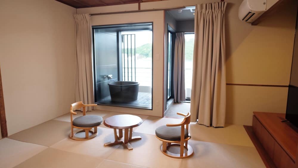 Standard, 3 Futon Beds, Outdoor Bath