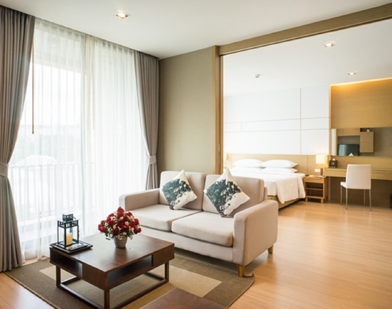 Suite, King Bed, City View