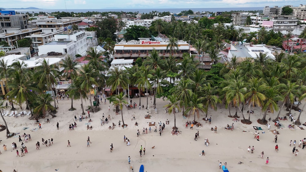 Red Coconut Beach Hotel 46/49