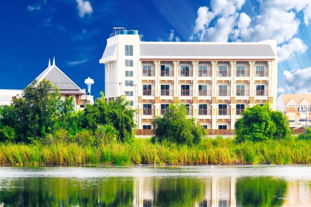 The Lake Hotel 38/41