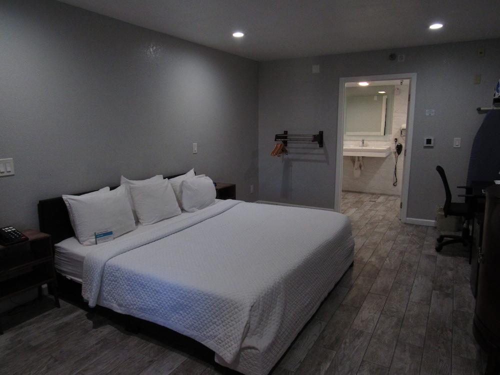 ROOM, KING BED, ACCESSIBLE