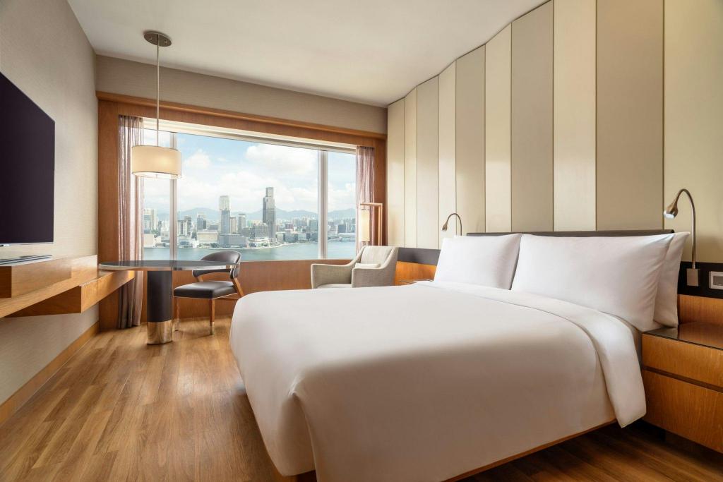 Victoria, Guest Room, Queen Bed, Harbour View, Executive Lounge Access