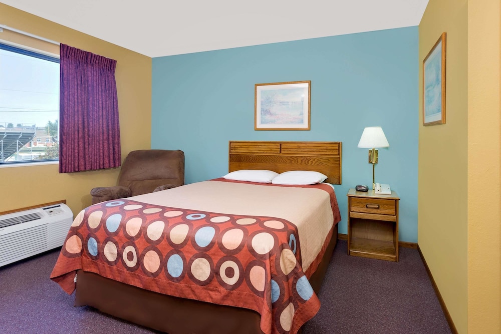 Super 8 by Wyndham Dyersville near Field of Dreams 9/36