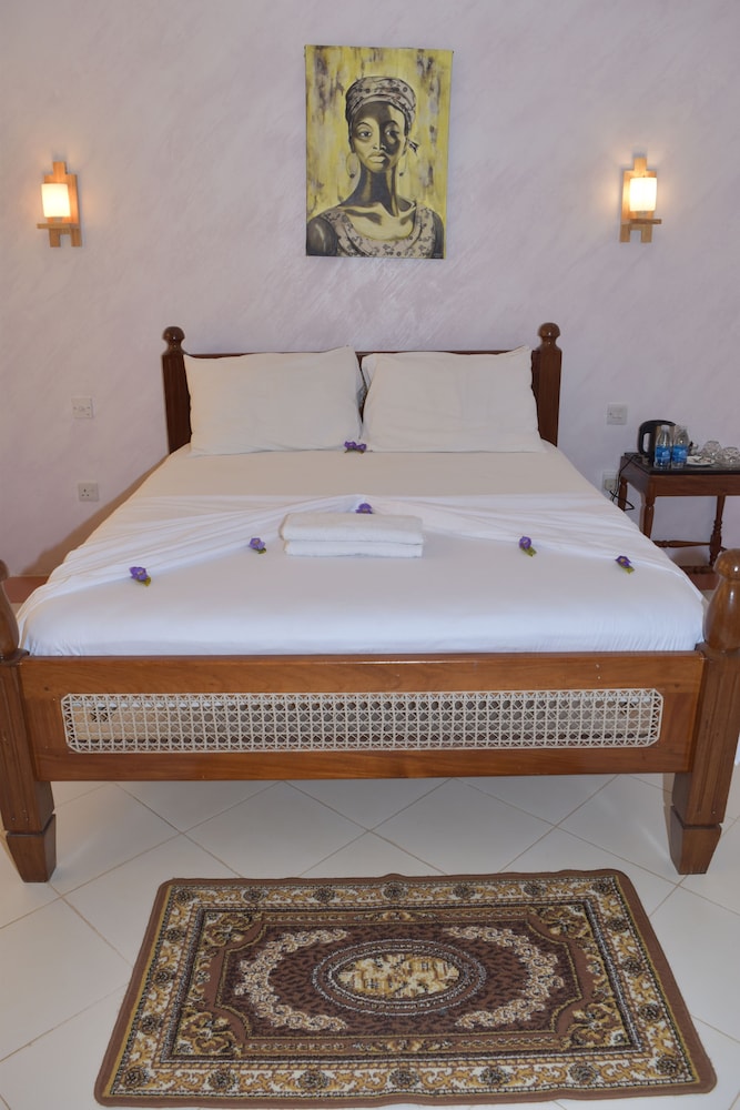 Chukwani Executive Inn 3/10
