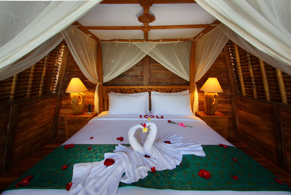 Honeymoon, Suite, Queen Bed, Lywood View