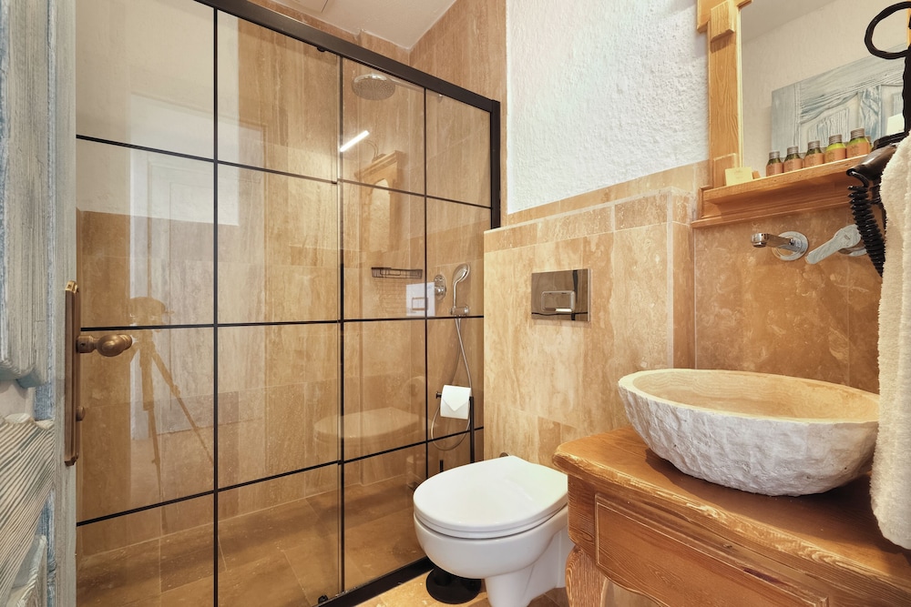Armel Alacati (+12 Adult Only) 43/46