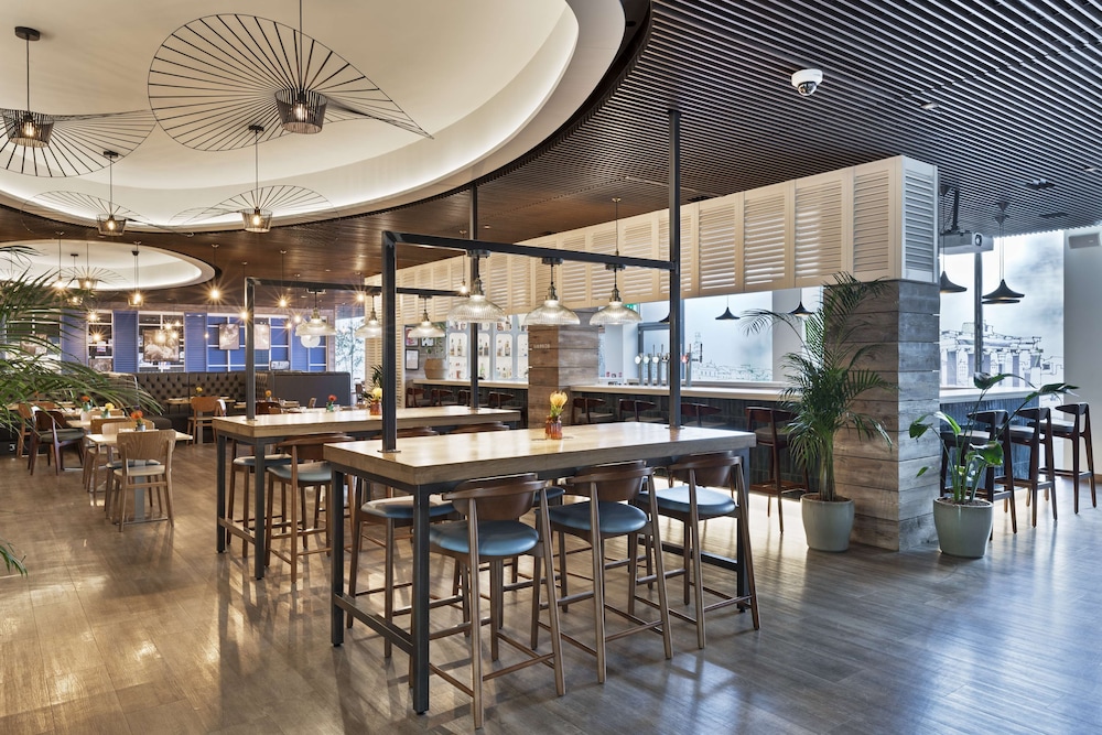 Radisson Red London Heathrow 55/64