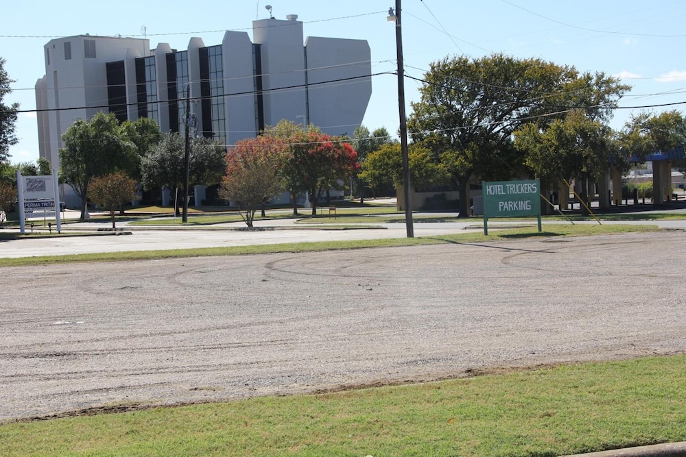 LoneStar Inn & Suites 40/51