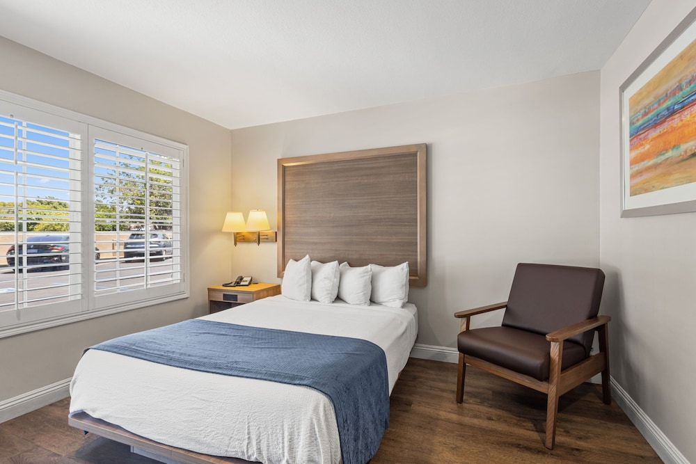 Hotel 414 Anaheim 23/66