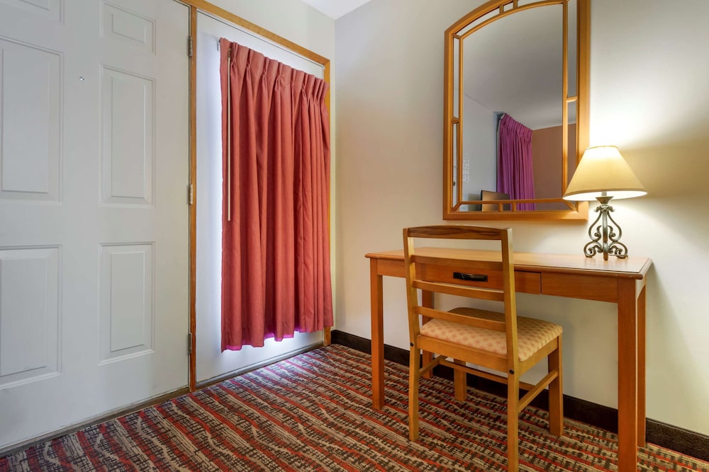 Econo Lodge Lakeview 24/44