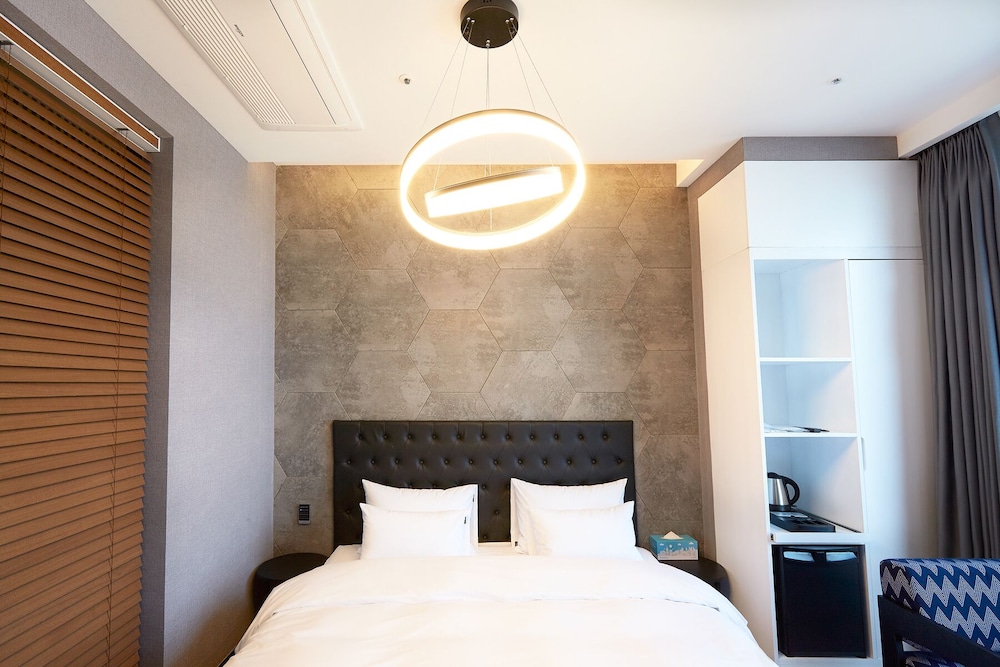 DELUXE, KING BED, OCEAN VIEW