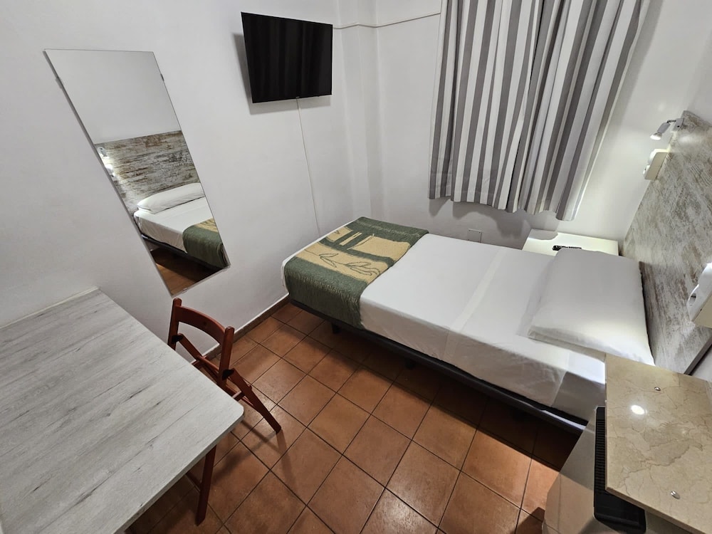ROOM, SINGLE, SHARED BATHROOM