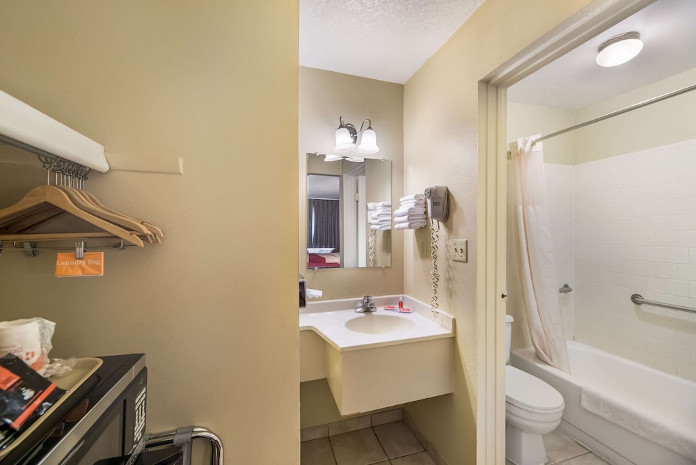 Econo Lodge I-40 Exit 286-Holbrook 8/36