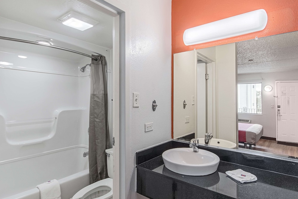 Motel6 Joliet, IL - I-80 51/58