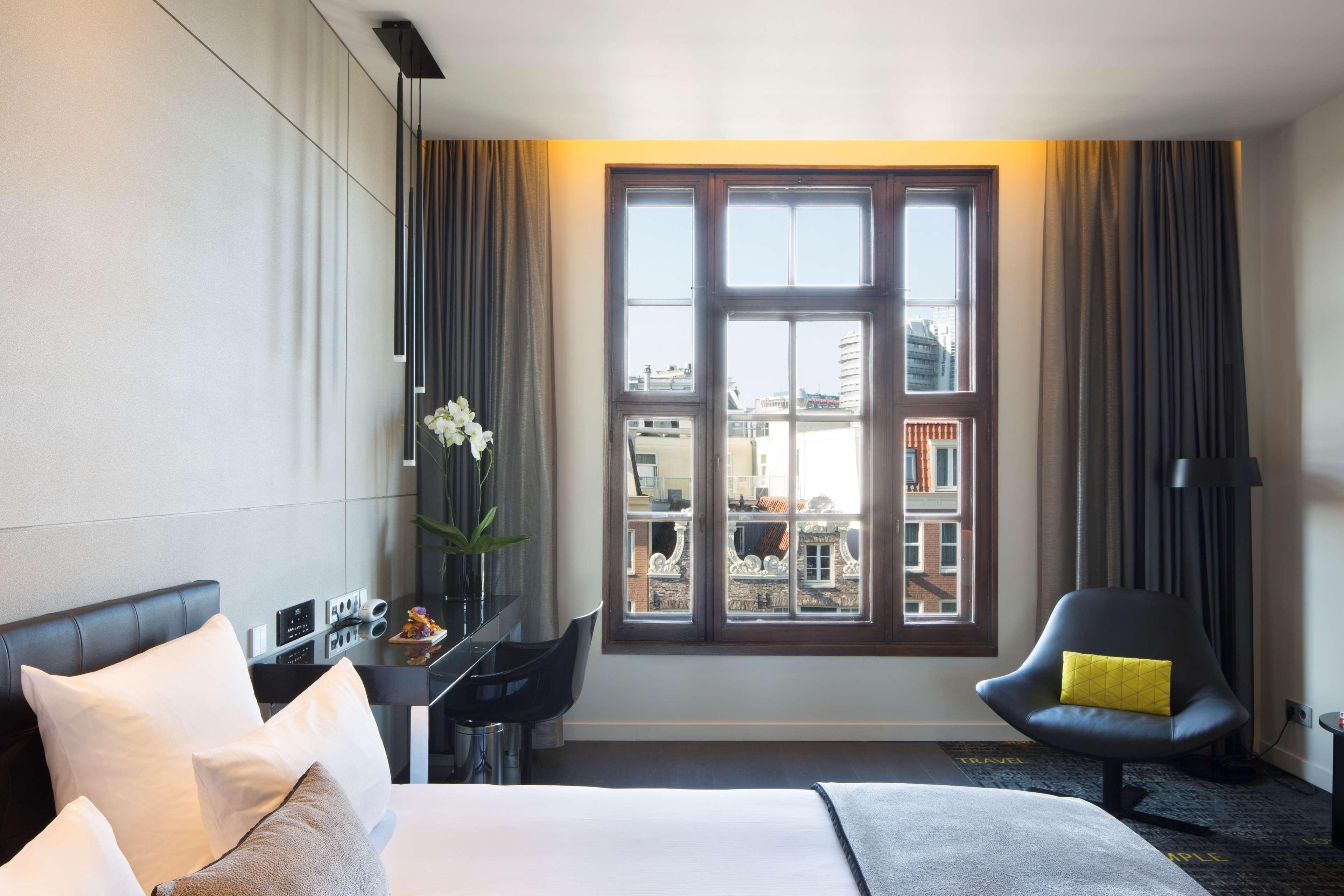 Art, King Bed, with View
