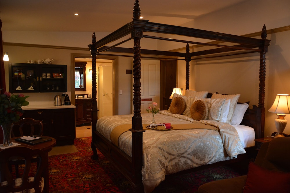 EXECUTIVE, SUITE